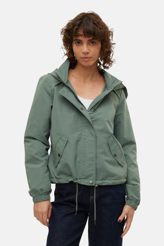 Veste courte verte de Vero Moda, avec fermeture éclair et capuche.