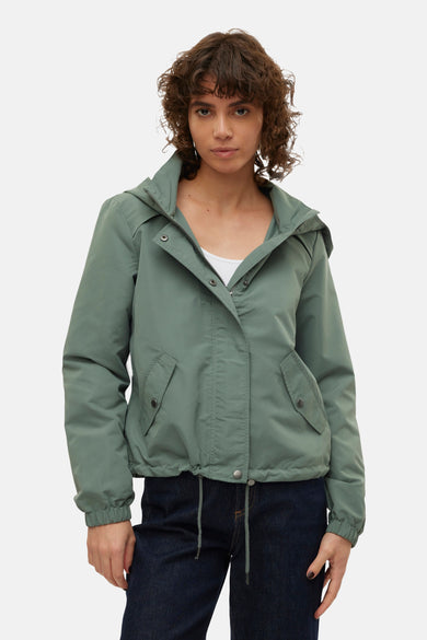Veste courte verte de Vero Moda, avec fermeture éclair et capuche.