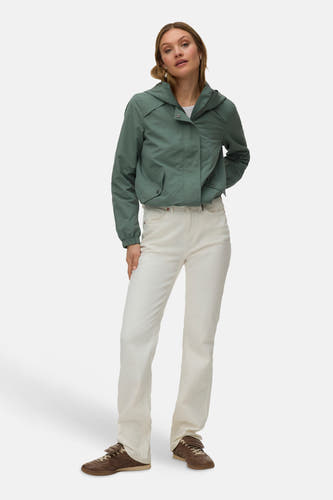 Veste courte verte de VERO MODA, avec manches longues, capuche, pantalon blanc et chaussures marron.