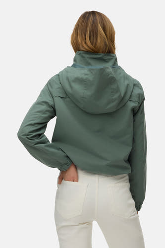 Veste courte verte de VERO MODA, vue de dos, avec capuche et pantalon blanc.
