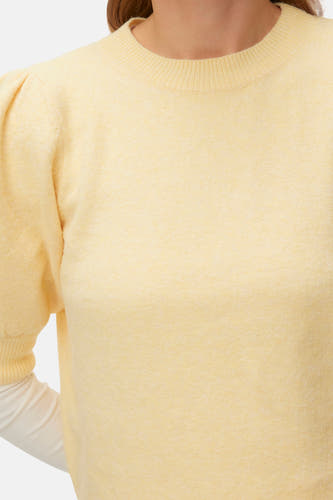 Pull jaune à col rond de VERO MODA, avec des manches bouffantes et une texture subtile.