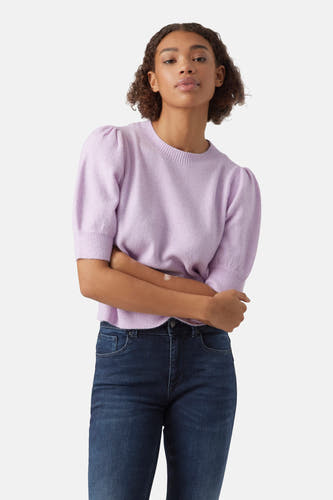 Pull violet à col rond de VERO MODA®, avec des manches courtes bouffantes et associé à un jean skinny foncé et des talons beiges.