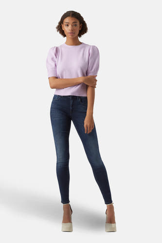 Paarse trui met ronde hals van VERO MODA®, met korte pofmouwen en gecombineerd met donkere skinny jeans en beige hakken.
