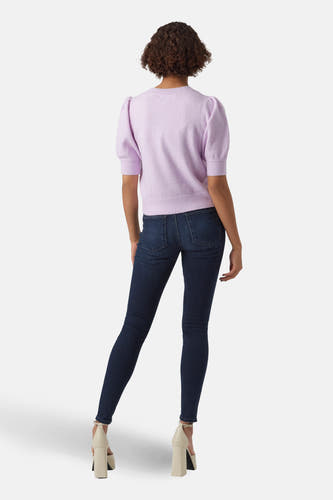 Pull violet à col rond de VERO MODA®, à manches courtes et associé à un jean foncé et des talons.