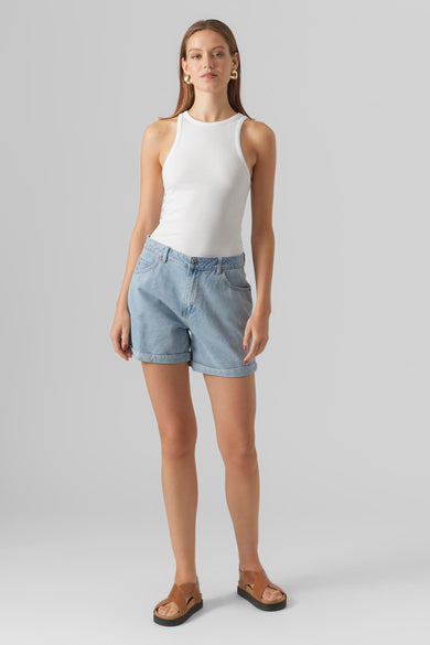 Short en denim bleu clair de Vero Moda, porté avec un débardeur blanc et des sandales brunes.
