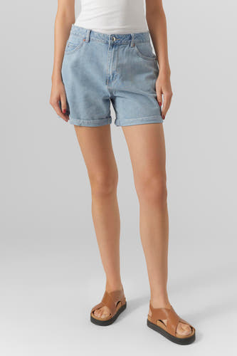 Short en denim bleu clair de VERO MODA, avec des jambes relevées et une apparence décontractée, associé à des sandales en cuir.