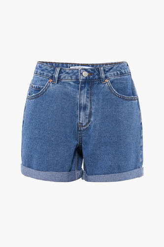Denim short van VERO MODA met opgerolde pijpen en zakken.

