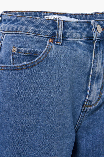 Short denim pants from Vero Moda, with a light wash and stitching in contrasting color.