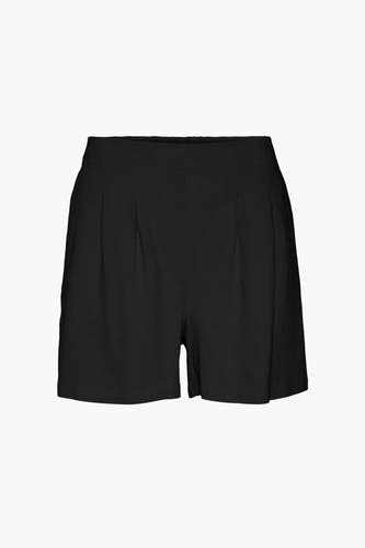 Short noir de Vero Moda, avec des plis à l'avant et une texture lisse.