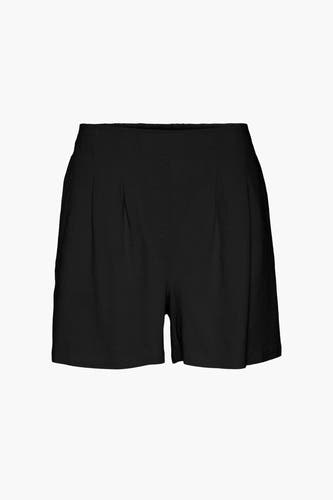 Short noir de VERO MODA, avec des plis à l'avant, lisse et une légère texture.