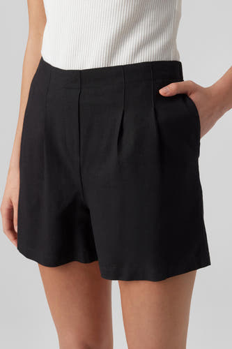Short noir de VERO MODA, avec plis et une poche à l'arrière.