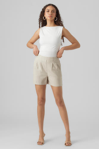 Beige short van VERO MODA®, geplooid aan de voorkant, gedragen met een witte top en nude hakken.