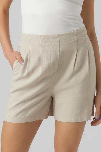 Beige short van VERO MODA, met plooien en een hand in de zak.