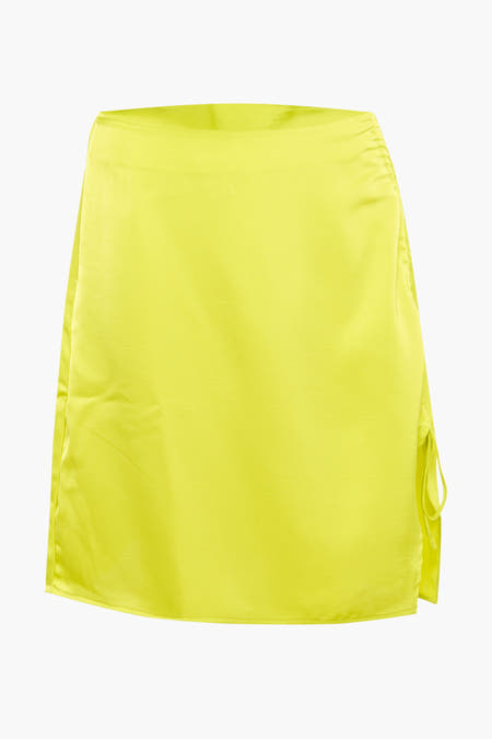 Jupe jaune de SOMETHING NEW, coupe asymétrique avec détail de cordon de tirage.