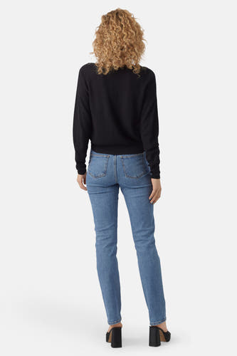 Cardigan noir Vero Moda, vue arrière, associé à un jean bleu et des talons noirs.