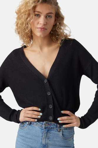 Gilet noir de VERO MODA, avec fermeture à boutons, porté sur un jean bleu.