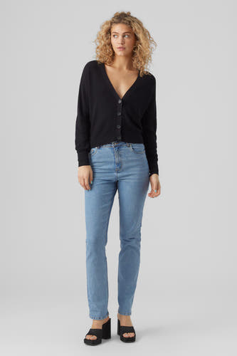 Cardigan noir VERO MODA®, porté avec un jean et des sandales à talons compensés.