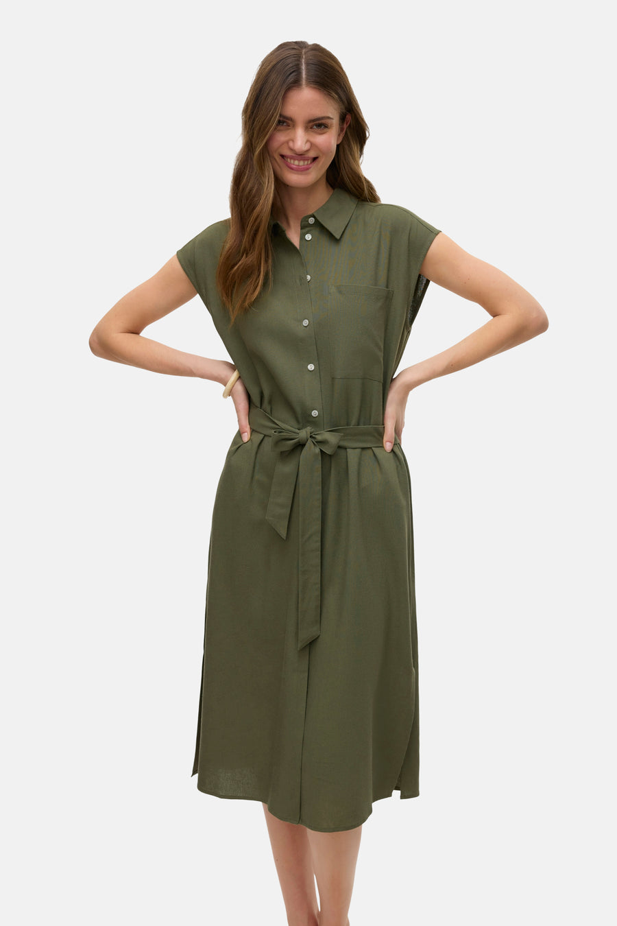 Vrouw met olijfgroene jurk met ceintuur.