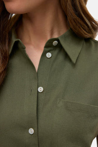 Jupe sans manches de VERO MODA avec fermeture à boutons et poche poitrine.