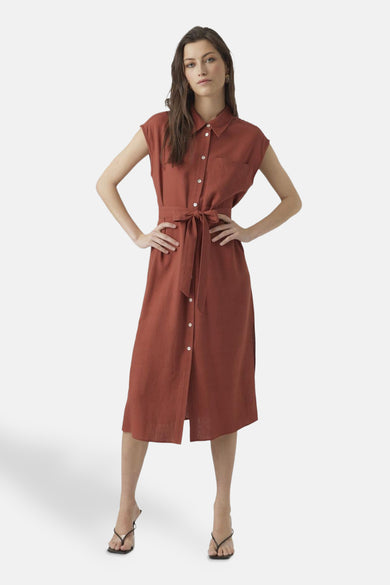 Mousseline, chemise brune de VERO MODA avec fermeture à boutons, ceinture et fente en bas.