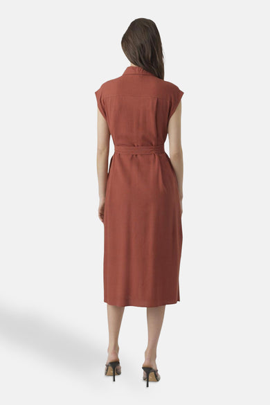 Robe sans manches de VERO MODA, avec une ceinture à la taille et des talons bas.