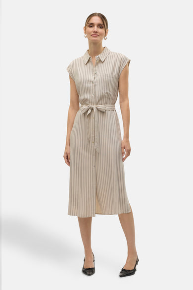 Gestreept overhemdjurk, tailleband, zwarte schoenen.