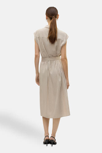 Robe beige sans manches de VERO MODA, avec un motif à rayures et une ceinture autour de la taille, vue de derrière.