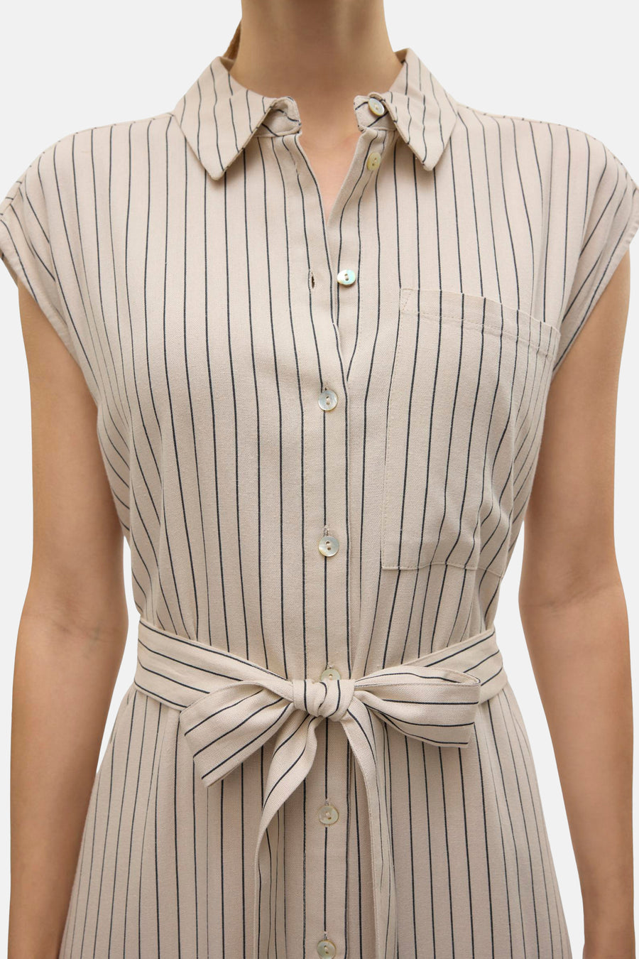 Robe beige sans manches de VERO MODA avec un motif à rayures et une ceinture élastiquée.