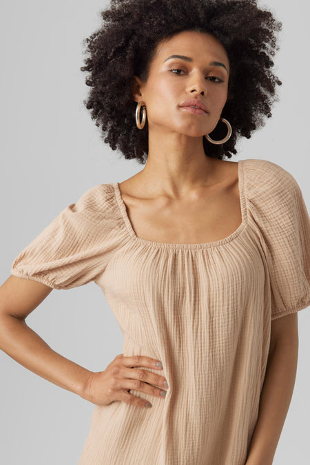 Robe blanche de Vero Moda, avec des manches courtes et une encolure carrée.