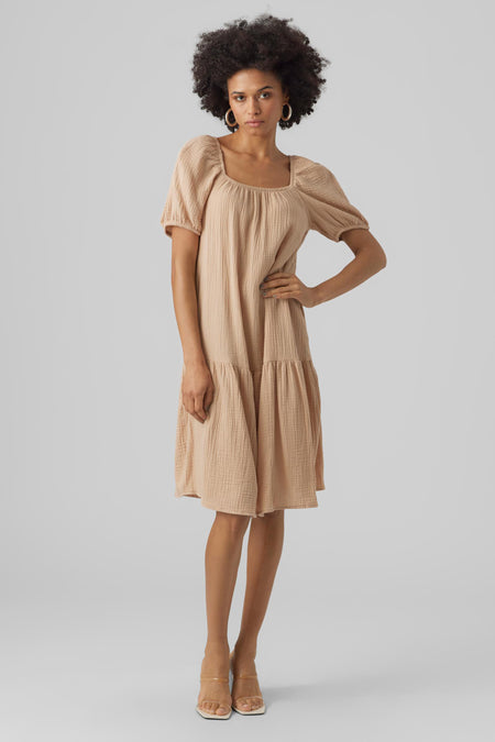Robe beige de Vero Moda, avec des manches bouffantes et une jupe plissée.