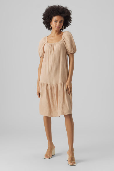 Robe à carreaux de VERO MODA, avec des manches bouffantes et une bande pliée sur l'ourlet.