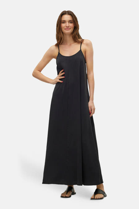 Robe longue noire sans manches VERO MODA®, longueur maxi avec fines bretelles et sandales noires.