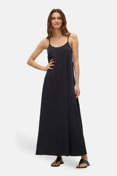 Robe longue noire sans manches VERO MODA®, longueur maxi avec fines bretelles et sandales noires.