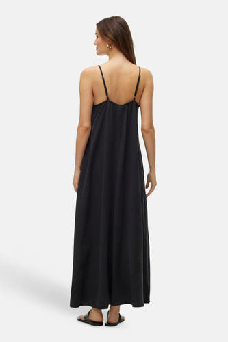 Robe noire sans manches VERO MODA® avec fines bretelles et une coupe ample et fluide, vue de dos.