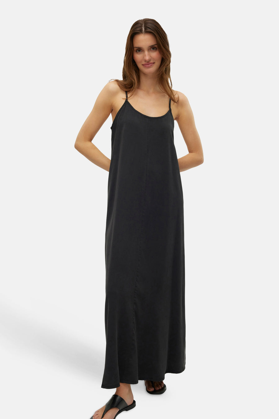 Robe noire sans manches VERO MODA, avec fines bretelles et longue jupe.