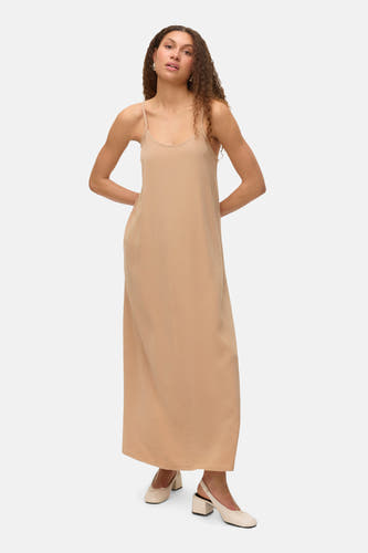Robe beige sans manches de Vero Moda, avec des fines bretelles et associée à des chaussures crème.