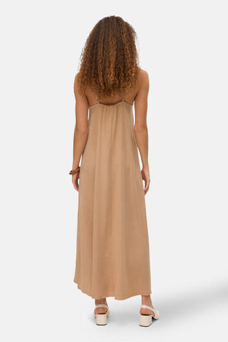 Robe sans manches beige de VERO MODA, avec des rubans spaghetti et un bracelet en bois, vue de derrière.