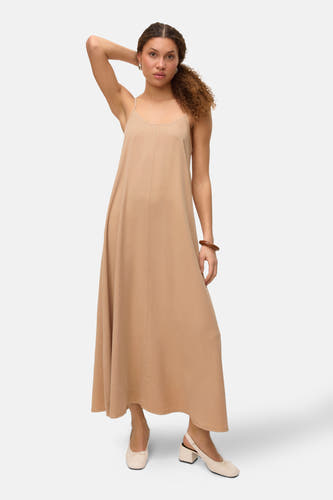 Vêtement beige sans manches de Vero Moda, avec un bracelet en bois et des chaussures crème.