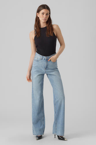 Rechte jeans van lichtblauw denim van VERO MODA, gestyled met een zwarte top en zilverkleurige schoenen.
