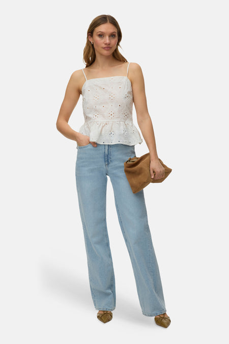 Lichtblauwe straight jeans van Vero Moda, gecombineerd met een witte top en bruine clutch.