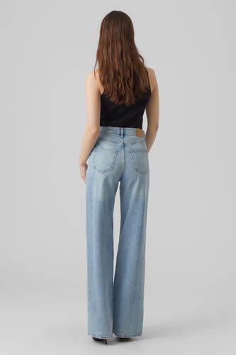 Jean droit en denim bleu clair de VERO MODA, associé à une chemise noire et des chaussures argentées.