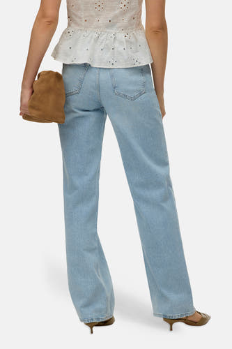 Jean droit bleu clair de Vero Moda, avec poches et une coupe décontractée.