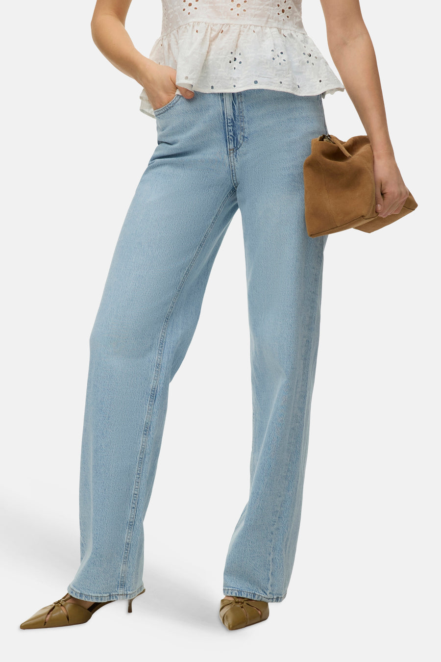 Jean droit bleu clair de VERO MODA, avec pochette en cuir marron et mules vert olive.