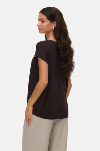 T-shirt brun à manches courtes de VERO MODA, vu de dos, associé à un pantalon beige.