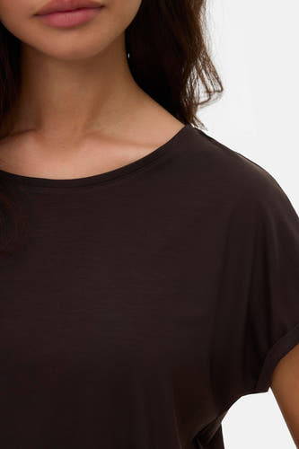 T-shirt marron à manches courtes de VERO MODA, photo de près.