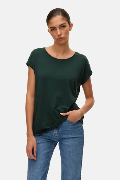 T-shirt vert de mantes courtes V V VA®, vu, de l'arrière, associé à un jean bleu.