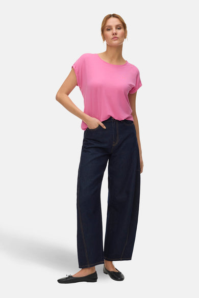 Roze T-shirt met korte mouwen van VERO MODA®, gedragen met wijde, donkere jeans en zwarte ballerina's.