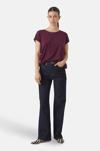 T-shirt violet à manches courtes de VERO MODA, porté avec des jeans foncés et des chaussures zèbre.