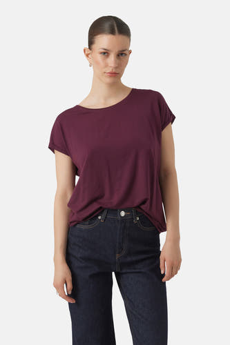 T-shirt violet à manches courtes de VERO MODA, porté avec un jeans foncé.