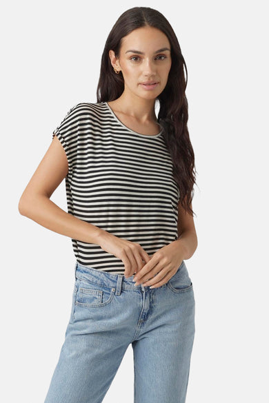 T-shirt rayé noir de VERO MODA, avec manches courtes, combiné avec un jean.